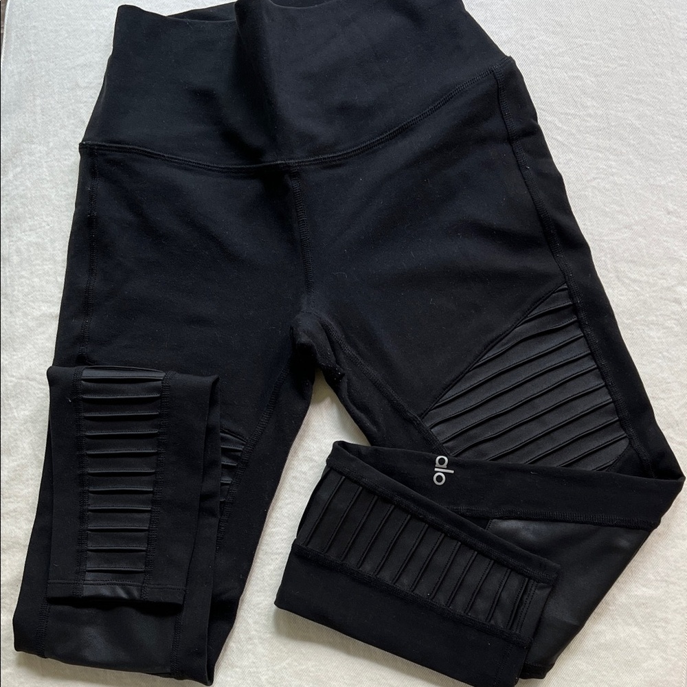 ALO Yoga Black Leggings with Ribbed Accents
